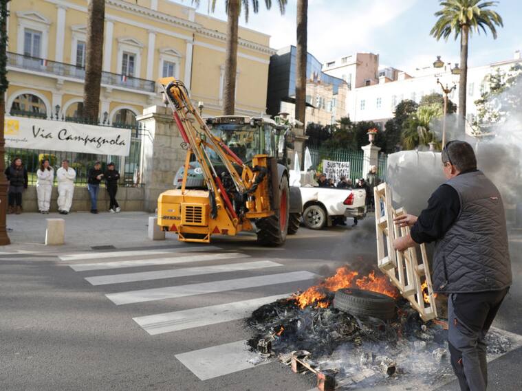 Los agricultores colocan una barricada en las calles de Ajaccio en la isla de Córcega. Los sindicatos en Francia reclaman por la mala situación del sector.