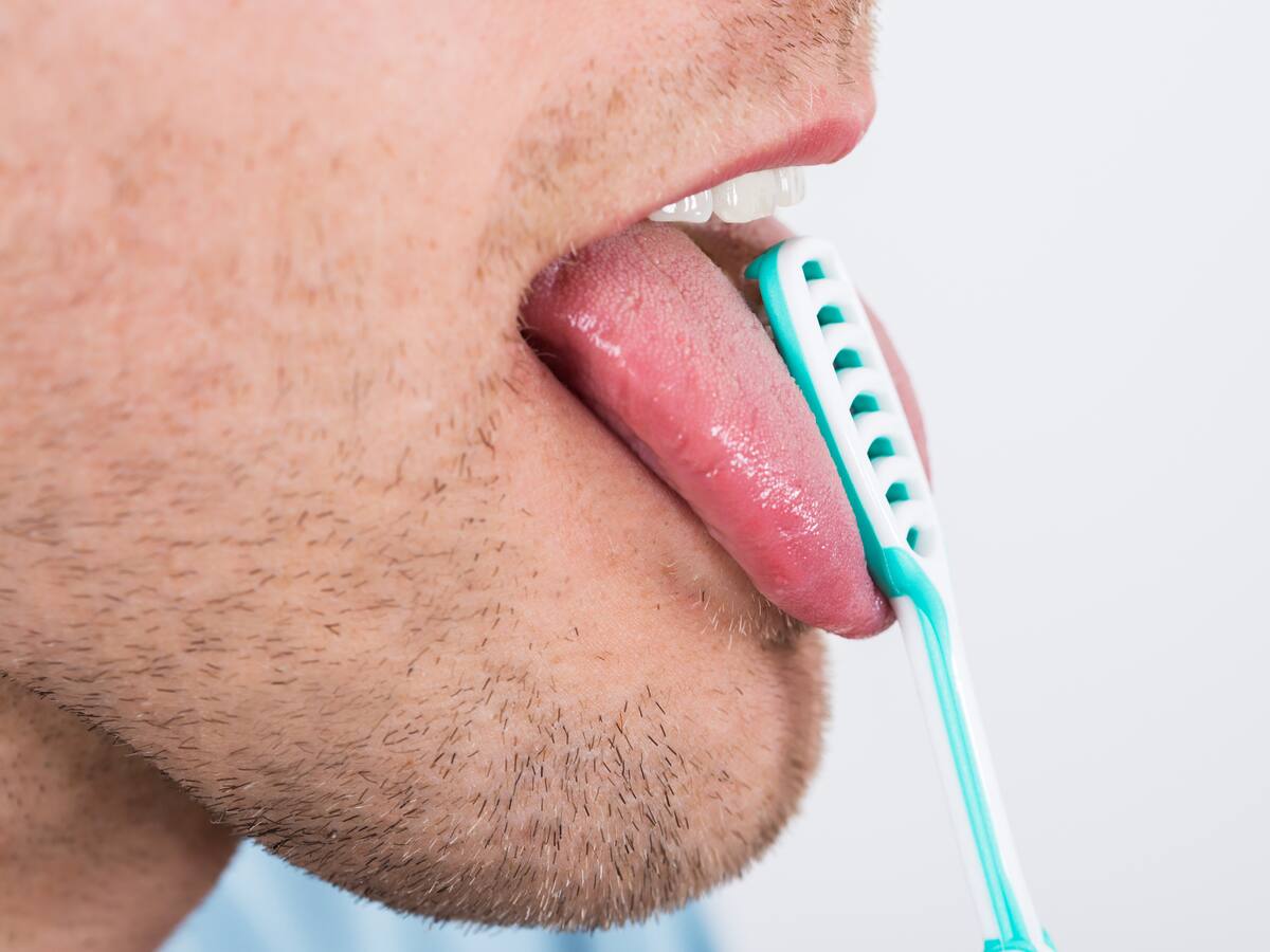 ¿Es conveniente usar raspadores de lengua? Esto es lo que dicen los dentistas