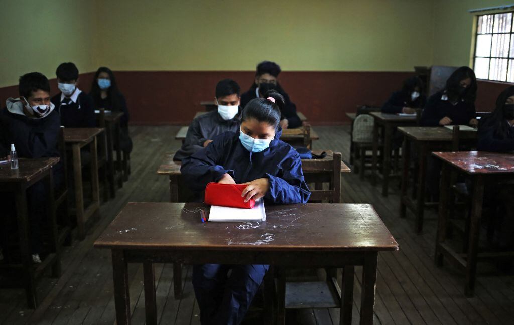 Los alumnos del colegio Antonio Diaz Villamil de la ciudad de La Paz, usando mascarillas como medida sanitaria anticovid durante 2022.