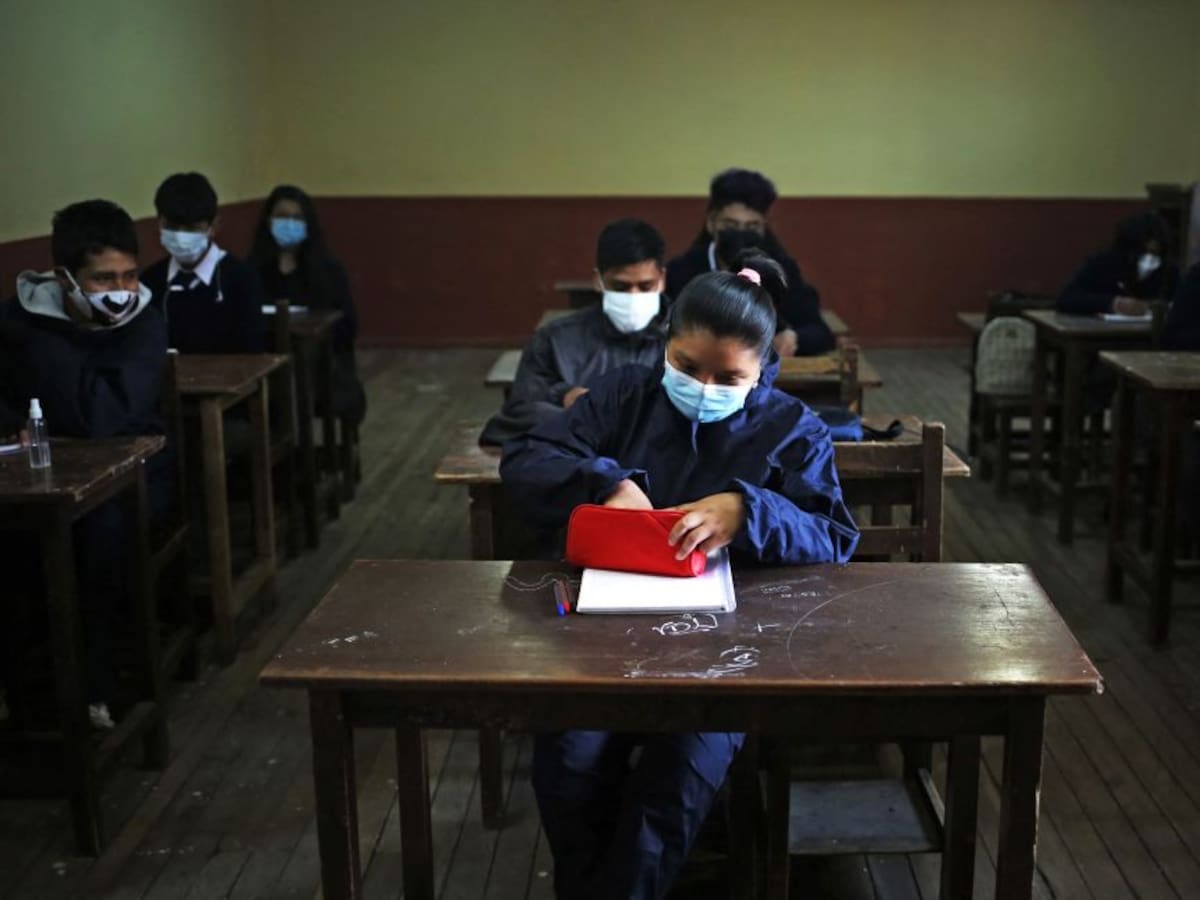 Bolivia: vuelve la obligación del uso de mascarillas en los colegios tras brote del covid-19