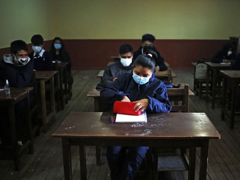 Los alumnos del colegio Antonio Diaz Villamil de la ciudad de La Paz, usando mascarillas como medida sanitaria anticovid durante 2022.