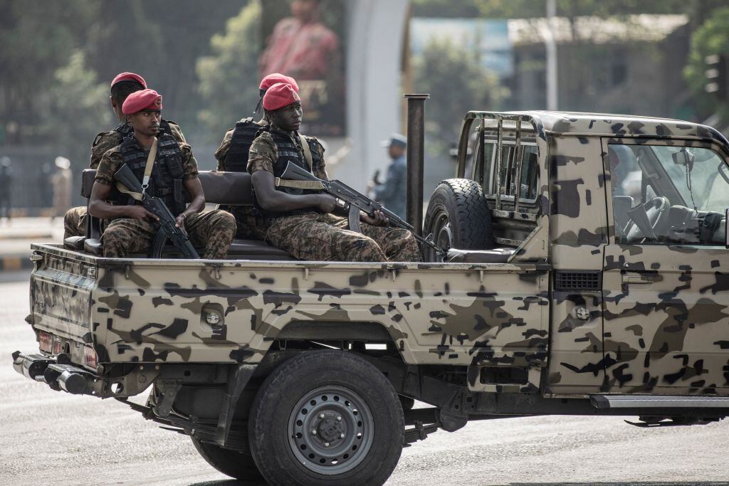 Militares de Etiopía custodian las calles tras una grave matanza