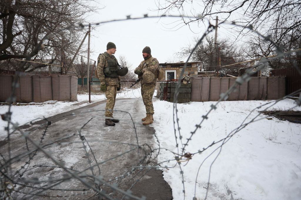 Militares de Ucrania vigilan zona cercana a la frontera con Rusia en Donetsk