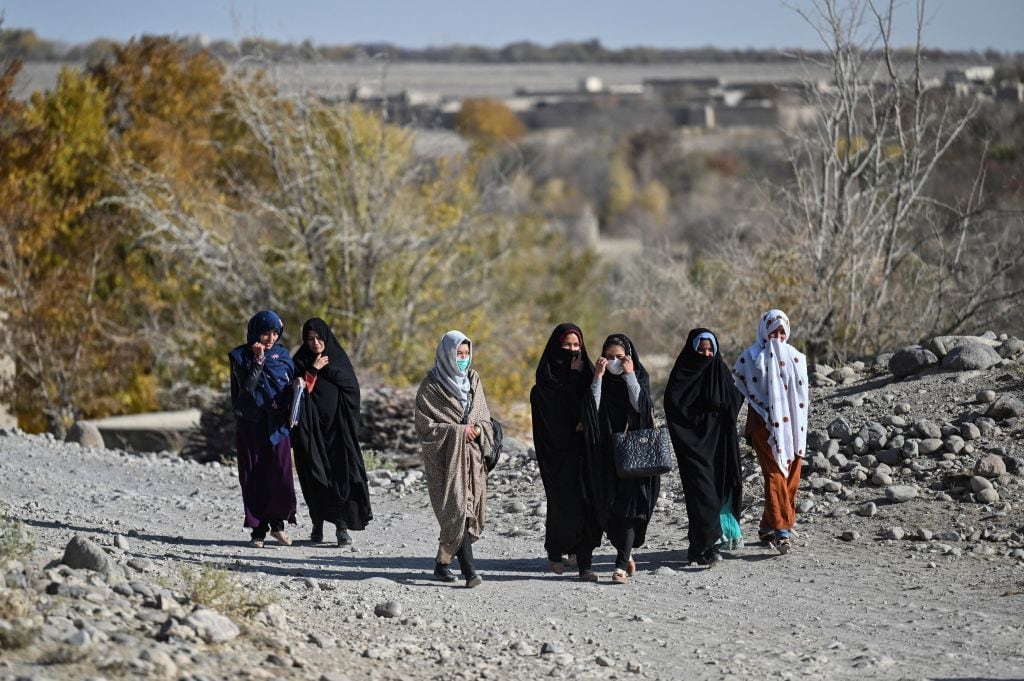 Grupo de mujeres afganas camina en los alrededores de la localidad Langar