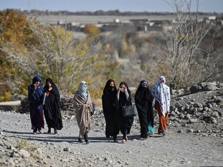 Grupo de mujeres afganas camina en los alrededores de la localidad Langar
