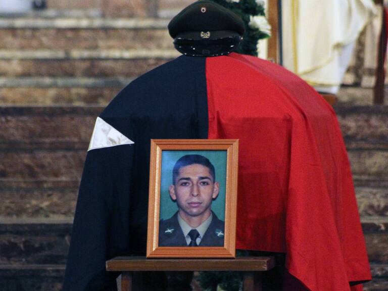 04 DE MAYO DE 2022/CHILLANVelorio de carabinero asesinado , durante un control de drogas realizado en la Villa Brisas del Bicentenario , donde sujeto al ser sorprendido con sustancias ilícitas atacó un carabinero el cual repelio el ataque resultando el civil y el uniformado fallecidos en el lugar
FOTO:JOSE CAMPOS/ AGENCIAUNO