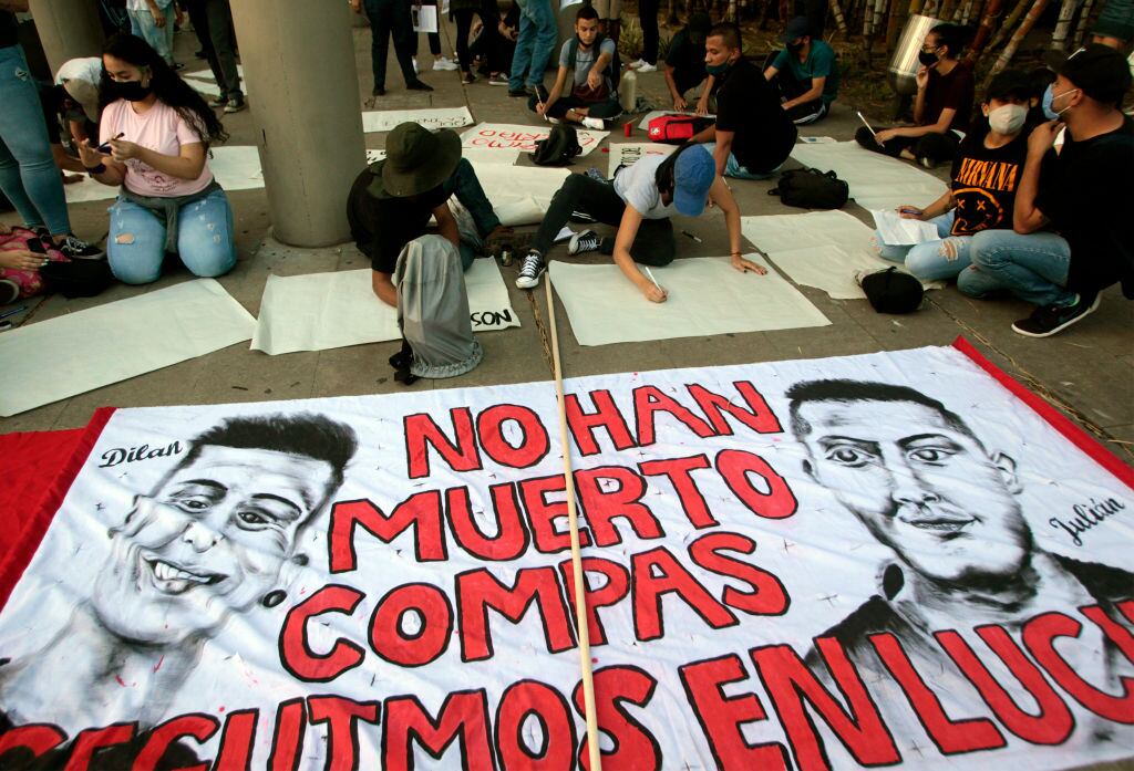 Manifestantes recuerdan a Javier Ordóñez, quien falleciera a manos de la policía de Colombia en septiembre de 2020.