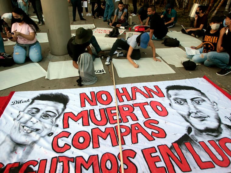 Manifestantes recuerdan a Javier Ordóñez, quien falleciera a manos de la policía de Colombia en septiembre de 2020.