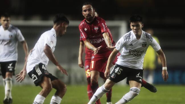 01 DE MAYO DE 2021/CHILLANFernando Cordero (c), durante el partido valido por la fecha 5 del Campeonato Nacional AFP PlanVital 2021, entre Nublense y Colo Colo, disputado en el Estadio Nelson Oyarzun Arenas de Chillan.
FOTO: JAVIER VERGARA/AGENCIAUNO