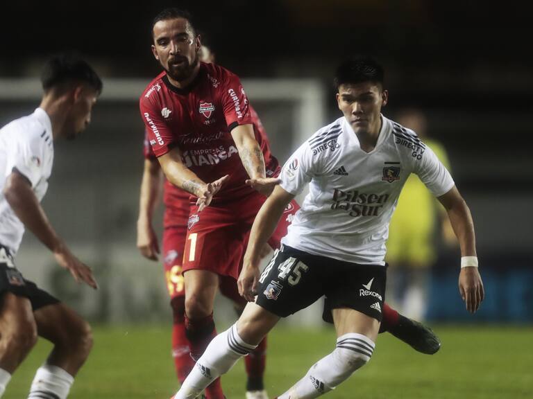 01 DE MAYO DE 2021/CHILLANFernando Cordero (c), durante el partido valido por la fecha 5 del Campeonato Nacional AFP PlanVital 2021, entre Nublense y Colo Colo, disputado en el Estadio Nelson Oyarzun Arenas de Chillan.
FOTO: JAVIER VERGARA/AGENCIAUNO