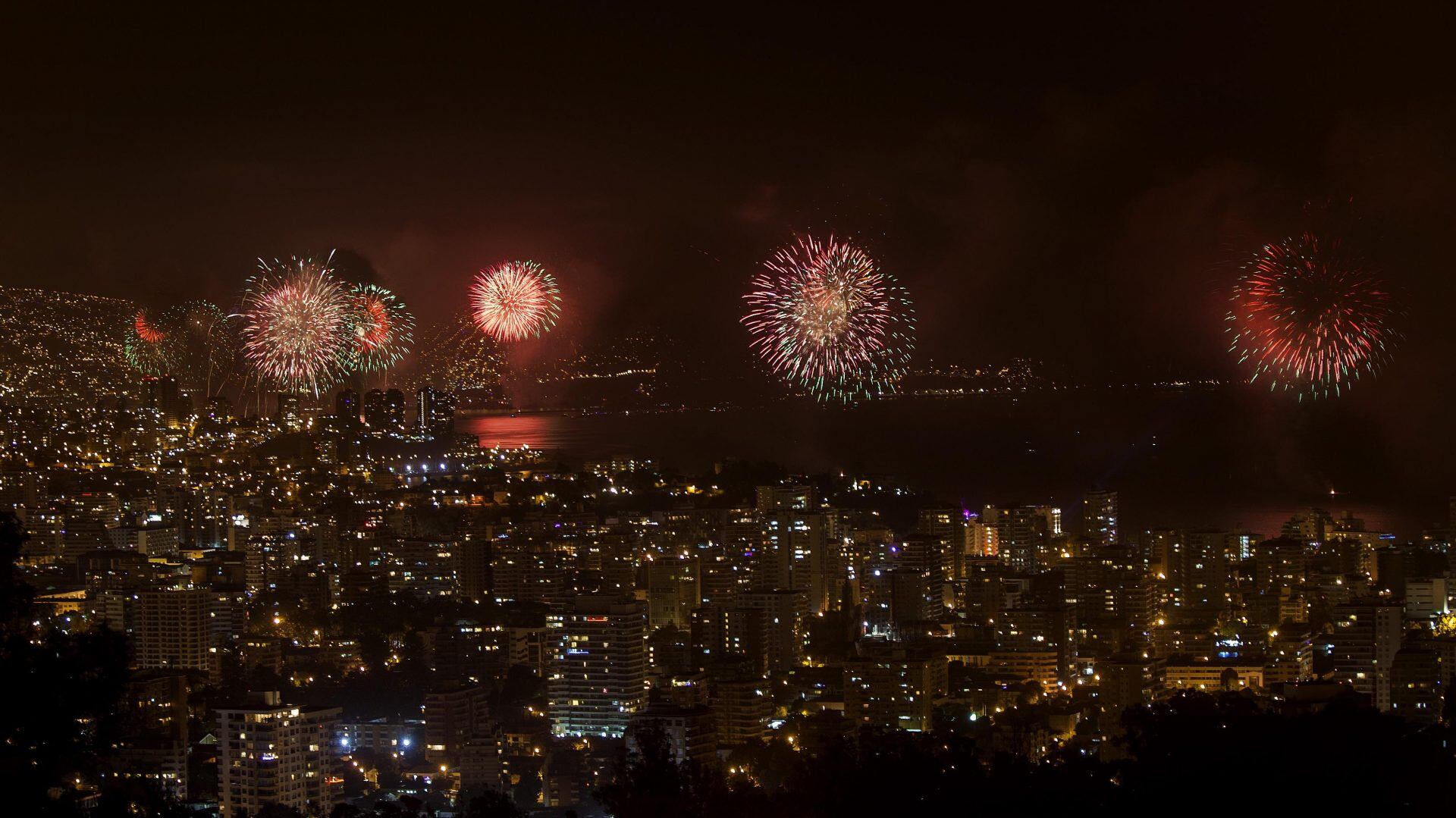 01 de Enero de 2016/VIÑA DEL MARVista de los fuegos artificiales durante la celebración de año nuevo en la Bahía de Viña del Mar y Valparaiso.
FOTO:DAVID CORTES SEREY/AGENCIAUNO,