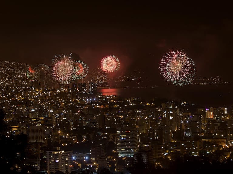 01 de Enero de 2016/VIÑA DEL MARVista de los fuegos artificiales durante la celebración de año nuevo en la Bahía de Viña del Mar y Valparaiso.
FOTO:DAVID CORTES SEREY/AGENCIAUNO,