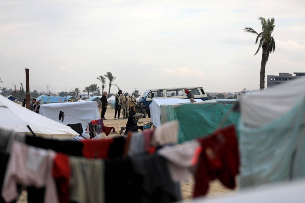 Familias de palestinos refugiados viven en carpas en la zona de Rafah, al sur de la Franja de Gaza, en el territorio de Palestina.