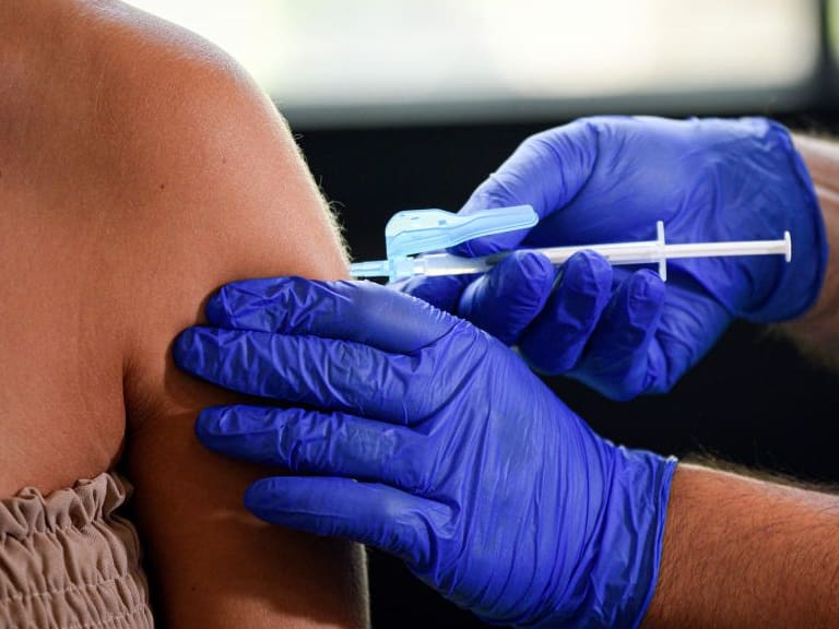 Una estudiante recibe una vacuna contra el Covid-19 de la empresa Moderna