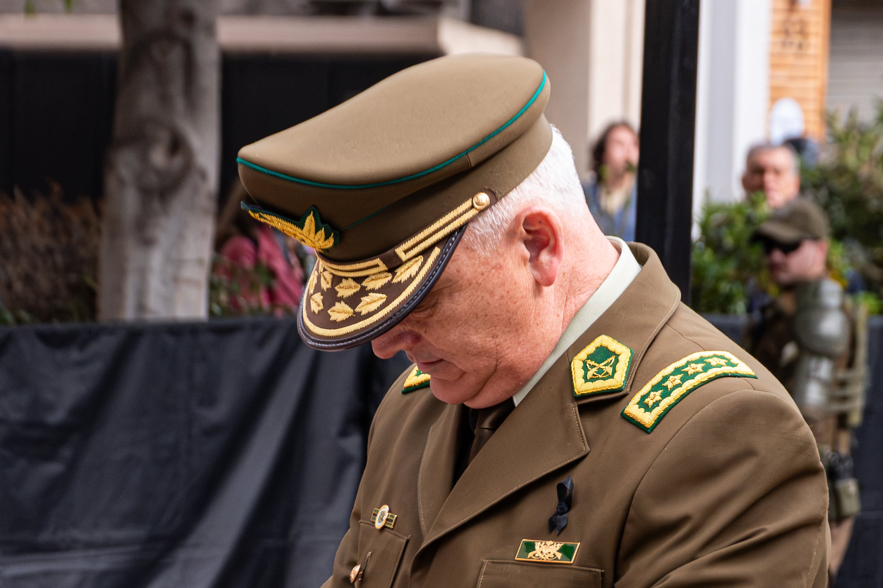 “Quiero aclarar y desmentir...”: general director de Carabineros contradice a Ricardo Yáñez por falta de equipamiento