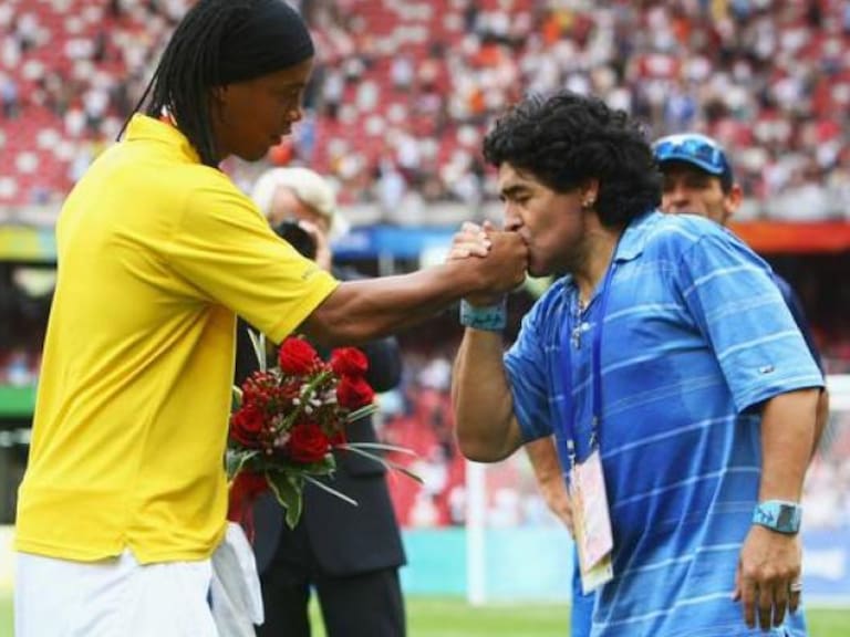 Ronaldinho volvería al fútbol profesional de la mano de Diego Armando Maradona