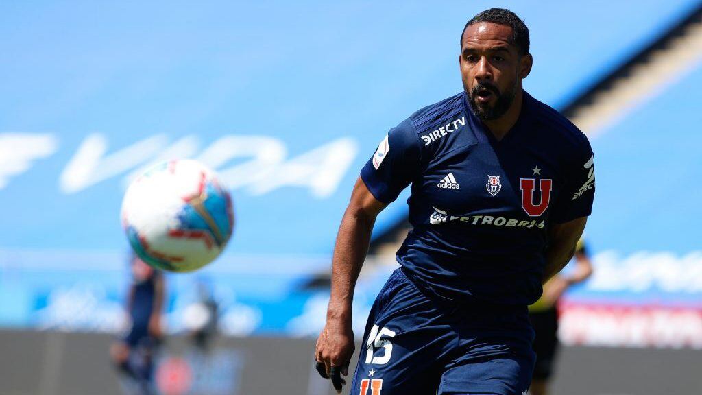 4 de Octubre del 2020/SANTIAGOJean Beausejour(c),durante el partido valido por la Decimotercera fecha del Campeonato Nacional AFP PlanVital 2020, entre Universidad Católica vs Universidad de Chile, disputado en el Estadio San Carlos de Apoquindo.
FOTO:FRANCISCO LONGA/AGENCIAUNO