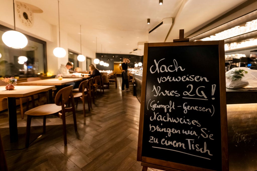 Café en Austria avisa de las restricciones para permitir el ingreso de pacientes
