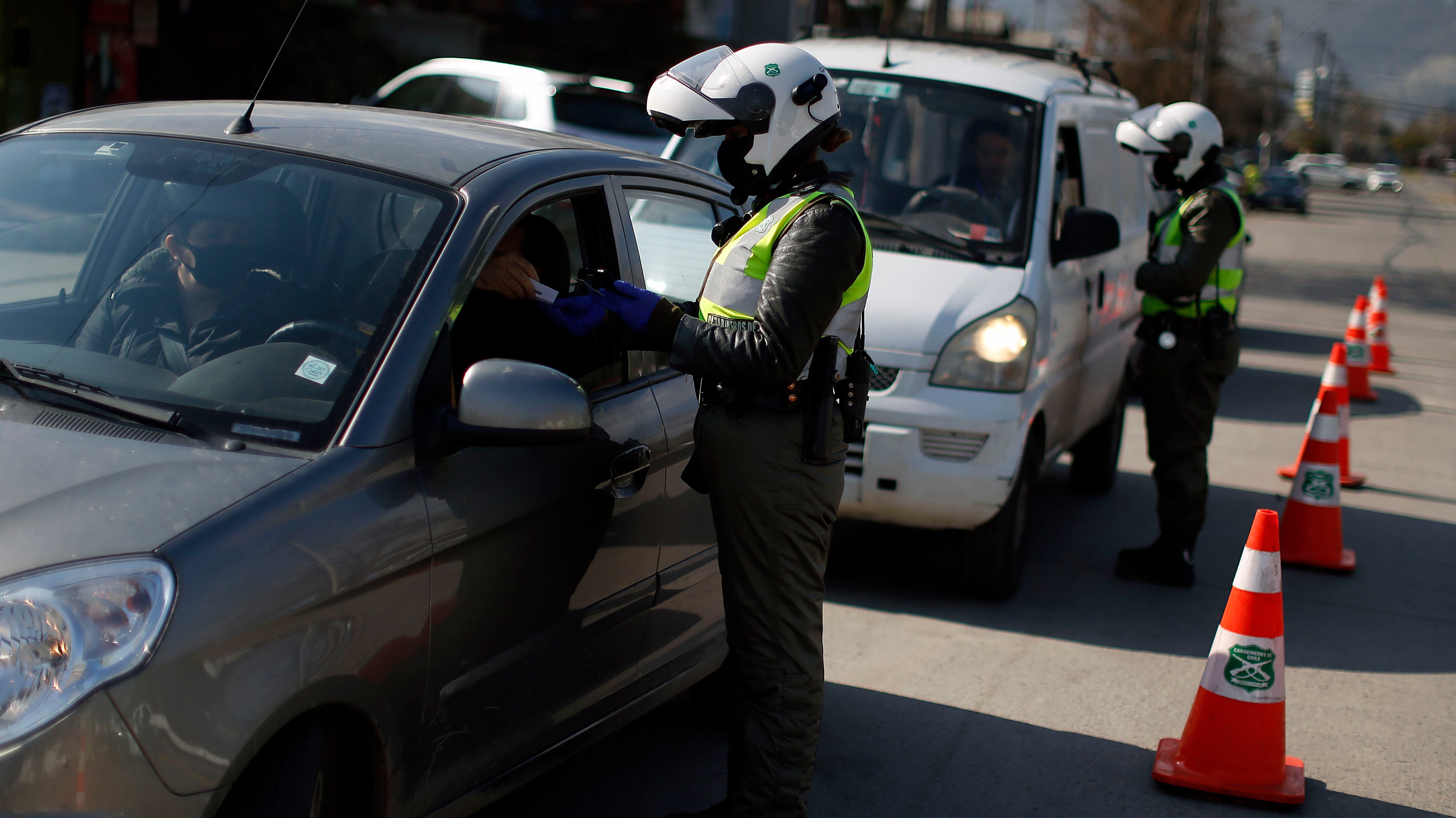 23 de Julio de 2020/SANTIAGO Unos carabineros realizan una fiscalizacion a un automovilistas para verificar sus permisos temporales en la comuna de Recoleta.
FOTO:Cristobal Escobar/Agencia UNO