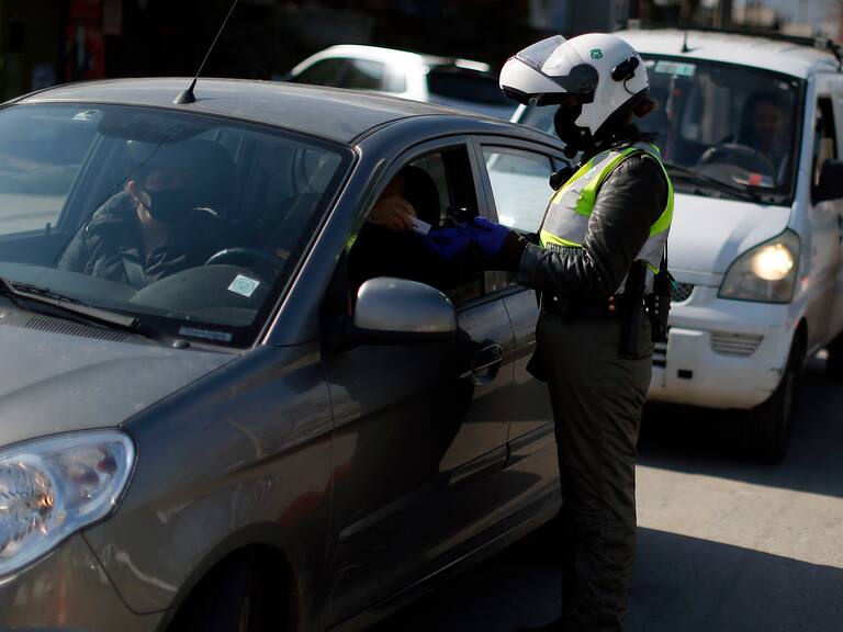 23  de Julio de 2020/SANTIAGO Unos  carabineros realizan  una fiscalizacion a un automovilistas  para verificar sus permisos temporales  en la comuna de Recoleta.

FOTO:Cristobal Escobar/Agencia UNO