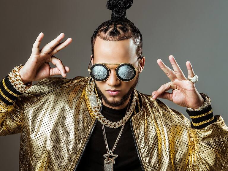 El Alfa se llena de críticas por revelar cuánto dinero ganó por cantar dos canciones