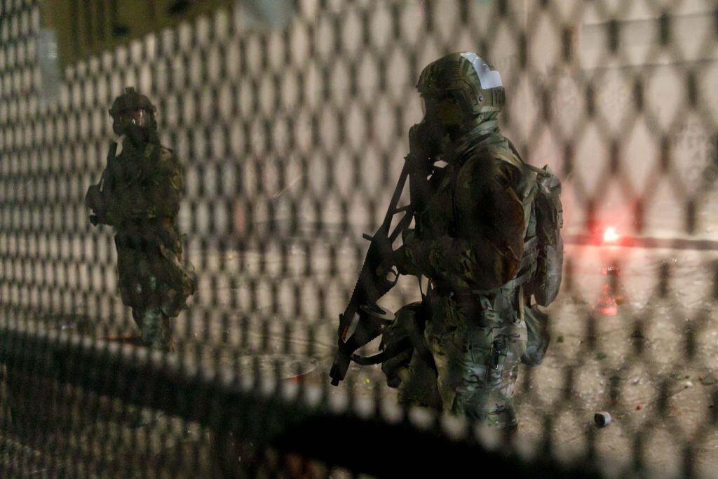 La policía lanza gases en contra de las personas en Portland