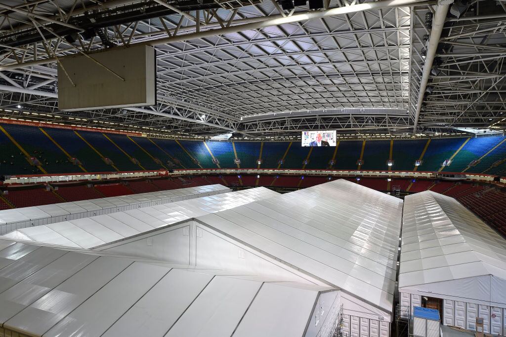 Un hospital de campaña al interior de un estadio en el Reino Unido