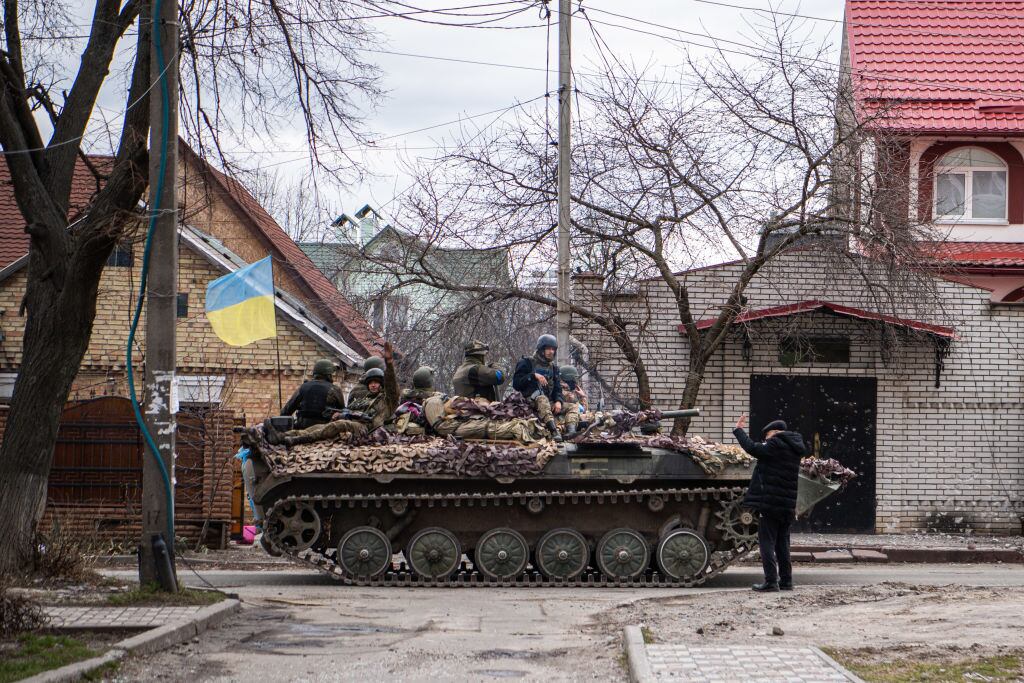 Tanque ucraniano pasa por las calles de Irpín tras la salida de las tropas rusas