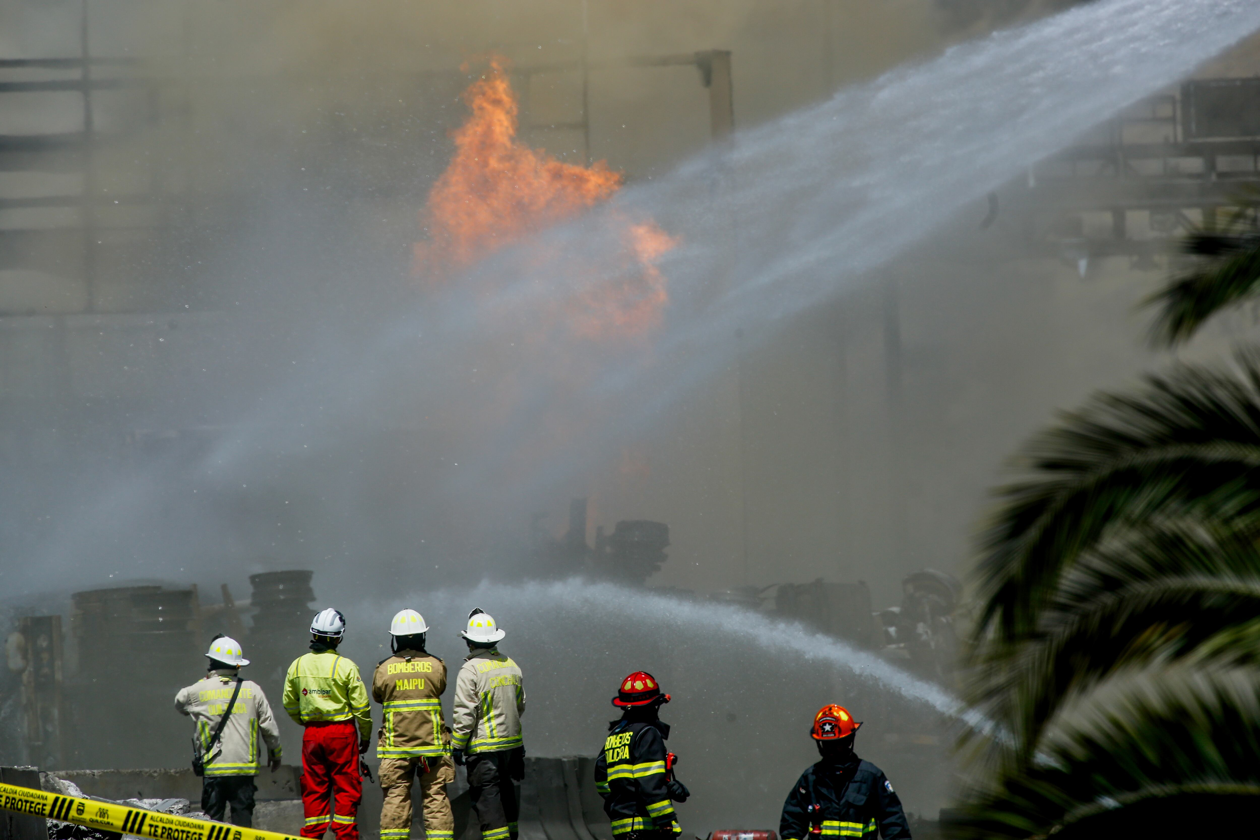 Explosión de camión genera incendio en la comuna de Renca