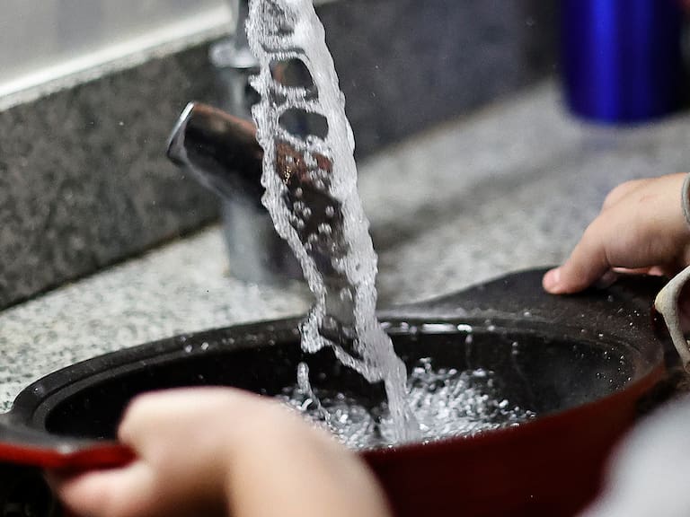Corte de agua de 30 horas en dos comunas de la región Metropolitana: calles afectadas, horarios y puntos de abastecimiento
