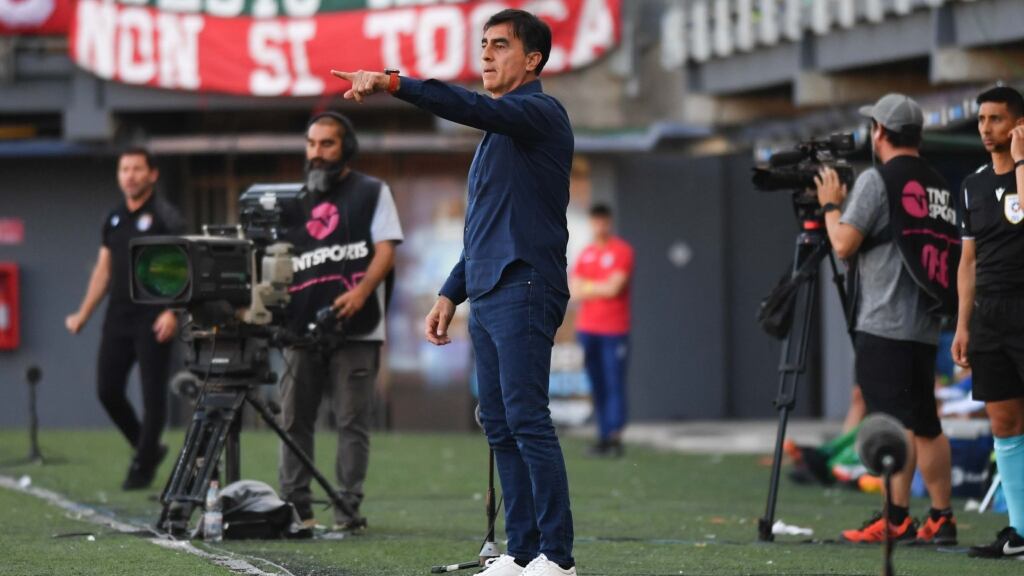 Gustavo Quinteros pone mesura en Colo Colo ante la chance de ser bicampeón: "Estamos cumpliendo el objetivo de estar en Copa Libertadores"