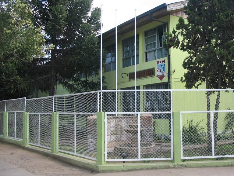 Murió estudiante de 16 años que se disparó en el patio del Liceo Santa Cruz