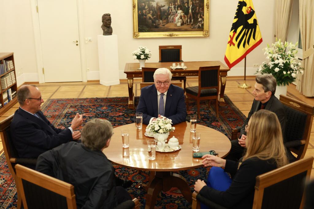 El presidente de Alemania, Frank-Walter Steinmeier, se reúne con los líderes de las bancadas parlamentarias para definir el anticipo de las elecciones