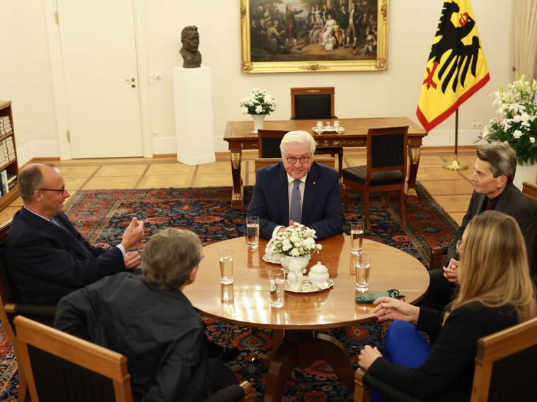 El presidente de Alemania, Frank-Walter Steinmeier, se reúne con los líderes de las bancadas parlamentarias para definir el anticipo de las elecciones