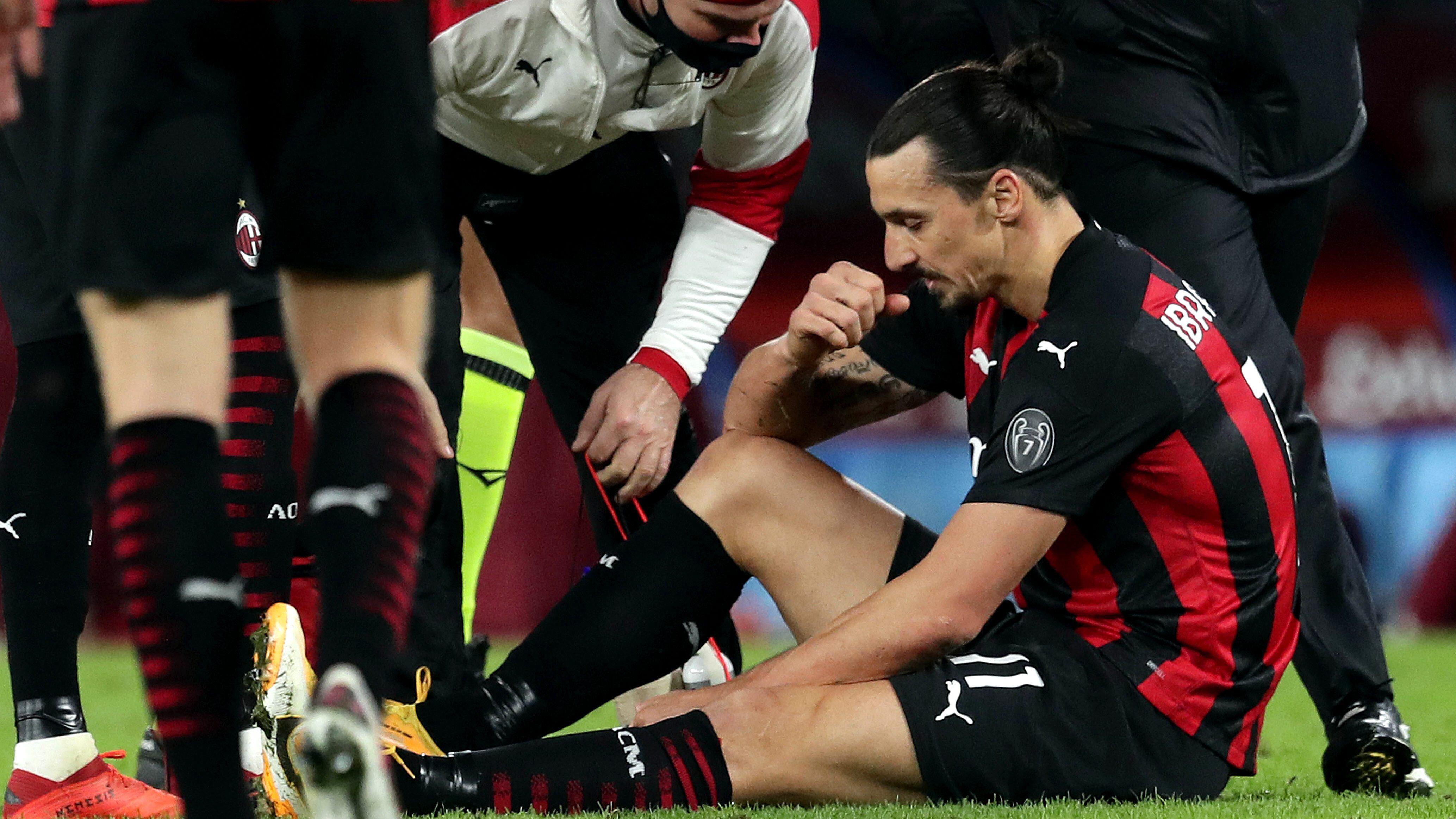 NAPLES, ITALY - NOVEMBER 22: Zlatan Ibrahimovic of AC Milan Injuried leave the field ,during the Serie A match between SSC Napoli and AC Milan at Stadio San Paolo on November 22, 2020 in Naples, Italy. (Photo by MB Media/Getty Images)