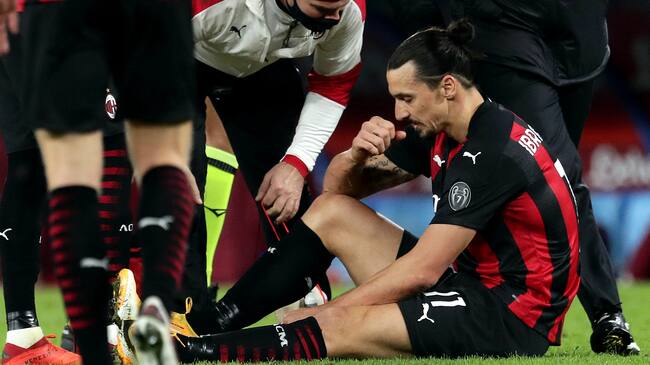 NAPLES, ITALY - NOVEMBER 22: Zlatan Ibrahimovic of AC Milan Injuried leave the field ,during the Serie A match between SSC Napoli and AC Milan at Stadio San Paolo on November 22, 2020 in Naples, Italy. (Photo by MB Media/Getty Images)