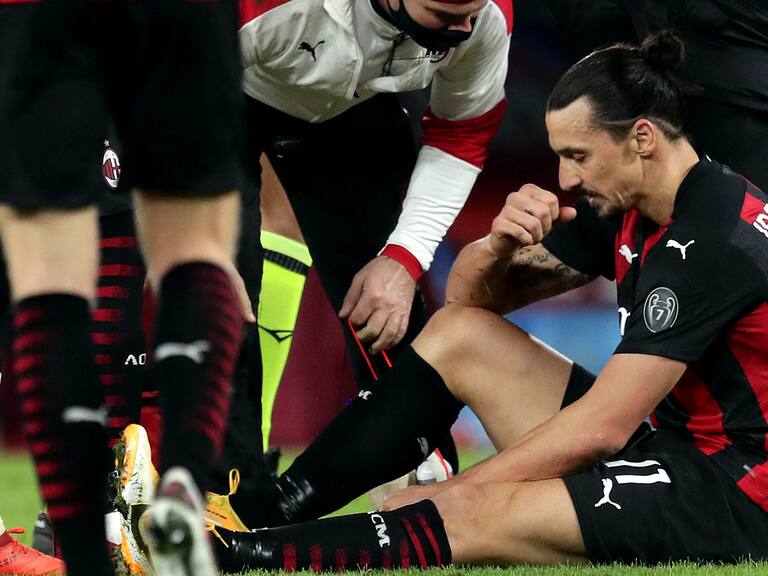 NAPLES, ITALY - NOVEMBER 22: Zlatan Ibrahimovic of AC Milan Injuried leave the field ,during the Serie A match between SSC Napoli and AC Milan at Stadio San Paolo on November 22, 2020 in Naples, Italy. (Photo by MB Media/Getty Images)