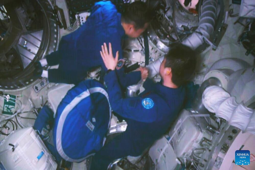 Los astronautas de China llegan a la estación espacial Tiangong