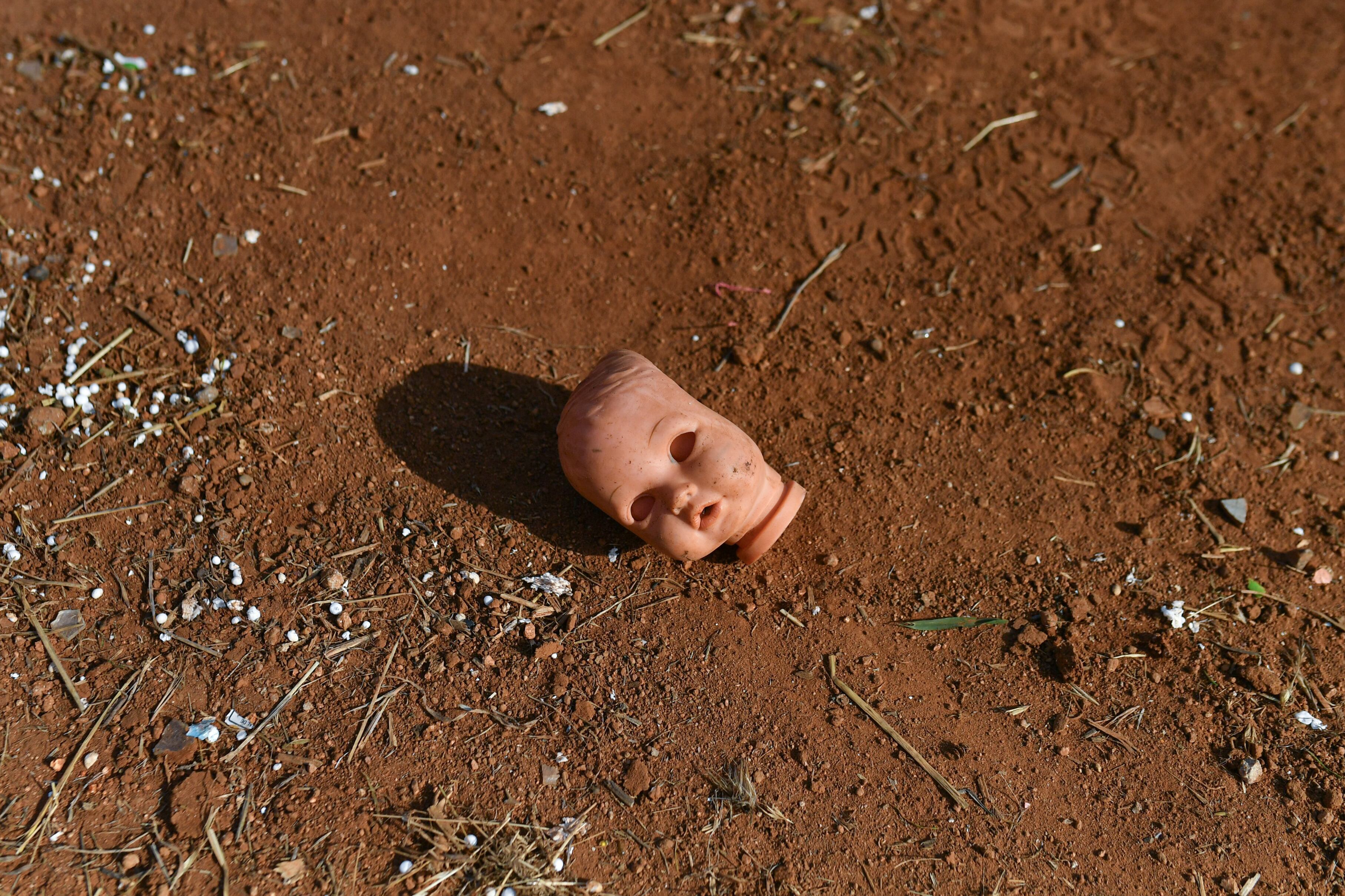 Cabeza de muñeca durante el desalojo en Playa Ancha, Valparaíso.