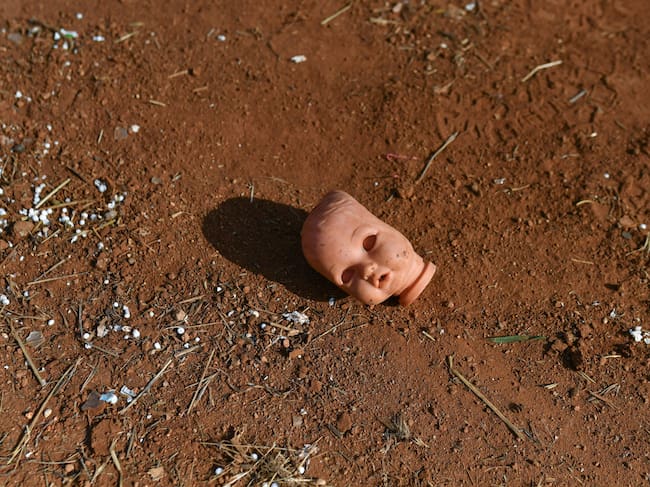 Cabeza de muñeca durante el desalojo en Playa Ancha, Valparaíso.