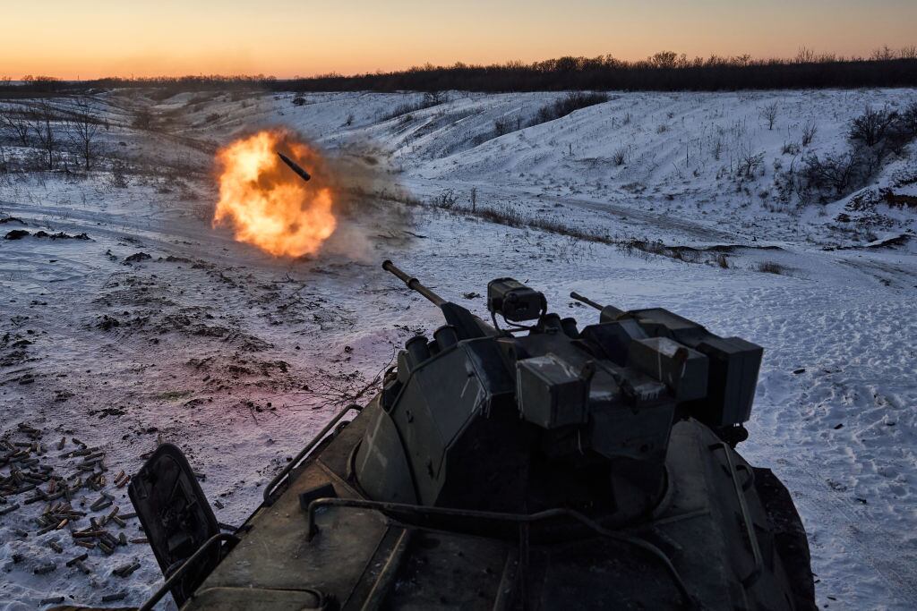 Un tanque del 49° Batallón de Infantería de Ucrania dispara contra posiciones rusas en el campo de batalla en Lyman.