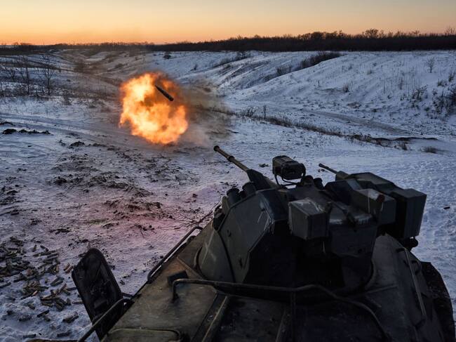 Un tanque del 49° Batallón de Infantería de Ucrania dispara contra posiciones rusas en el campo de batalla en Lyman.