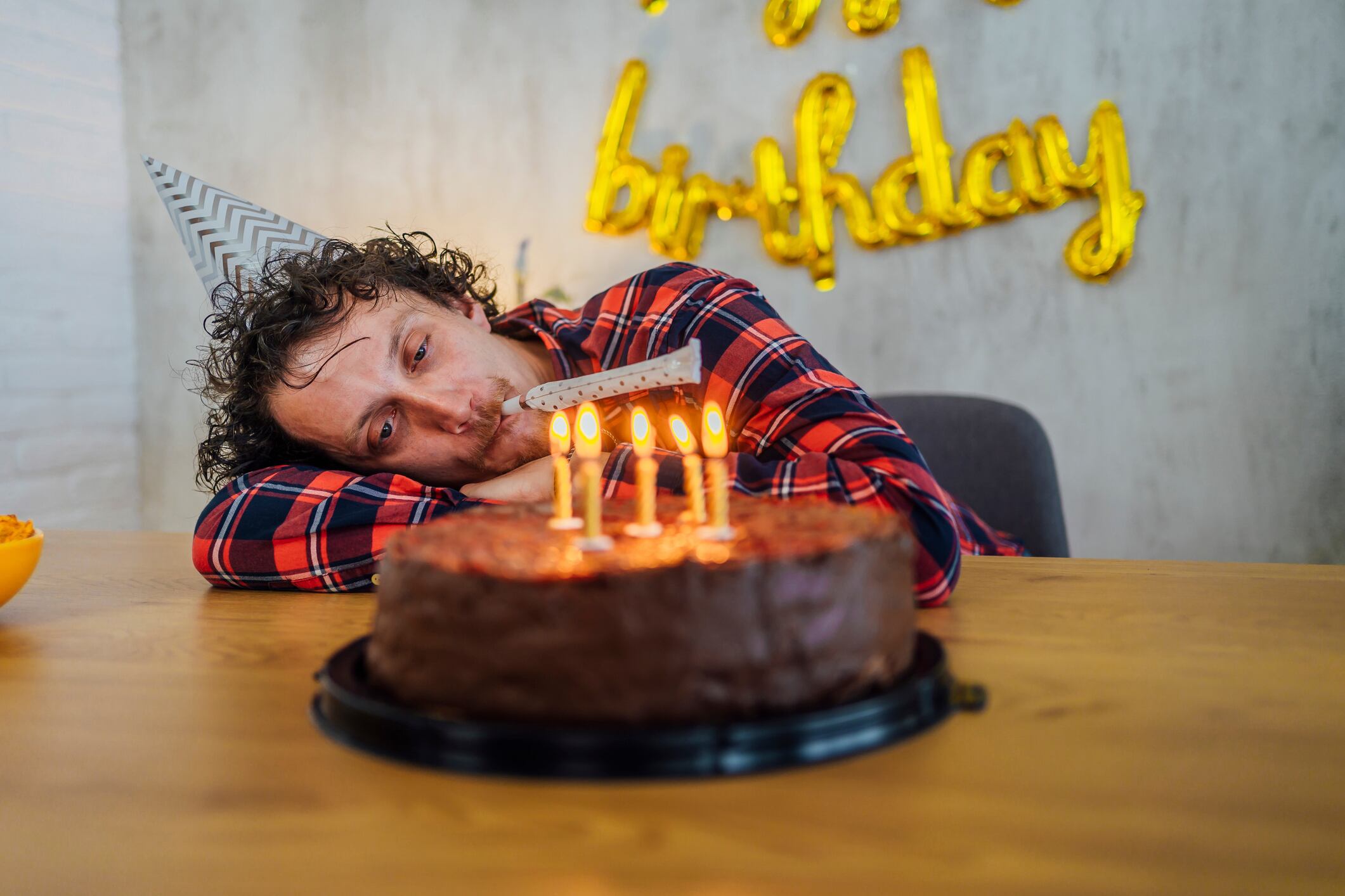 Por qué a algunas personas no les causa felicidad celebrar su cumpleaños, según la psicología