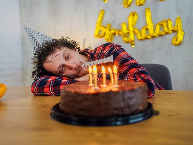 Por qué a algunas personas no les causa felicidad celebrar su cumpleaños, según la psicología