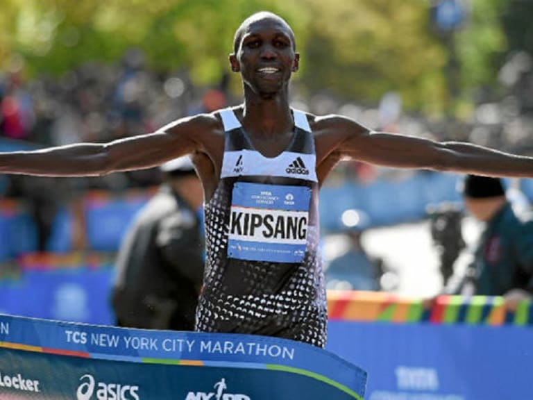 Arrestan a estrella mundial de la maratón por estar bebiendo durante el toque de queda en Kenia