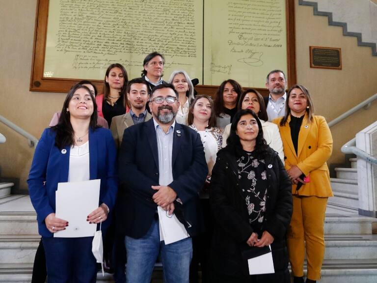 PDG entrega propuesta para proceso constitucional: sin escaños reservados, con paridad, plebiscito de entrada y voto obligatorio