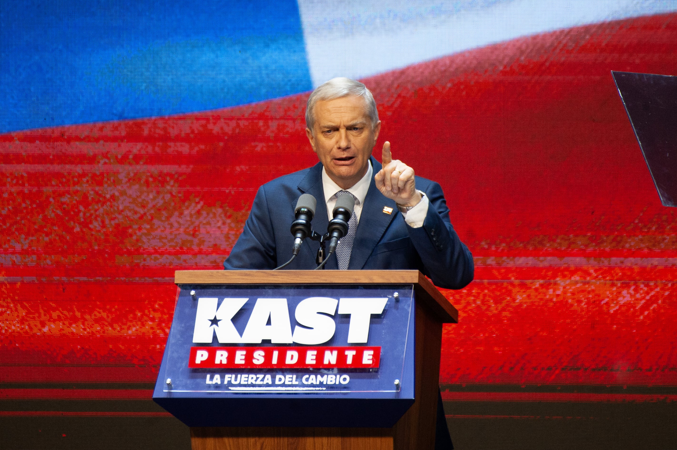 14 DE DICIEMBRE DEL 2025 / SANTIAGO
José Antonio Kast se dirige a sus adherentes tras la confirmación de los resultados oficiales de la segunda vuelta de las elecciones presidenciales de 2025 en Chile, que lo consagran como presidente electo, luego de que el Servicio Electoral (Servel) confirmara una tendencia irreversible en el escrutinio.
FOTO: VICTOR HUENANTE / AGENCIAUNO