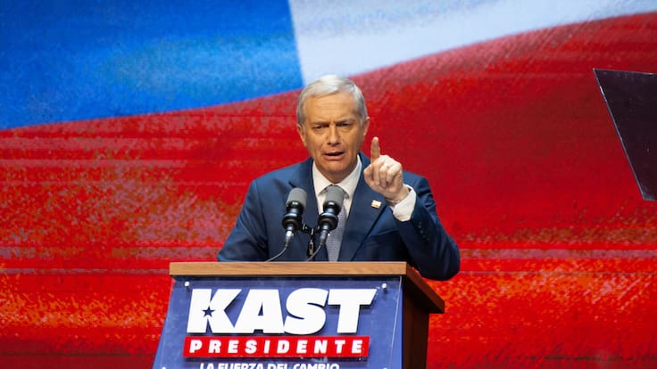 Sin vidrio blindando y pidiendo respeto por Jara: Kast celebra triunfo presidencial en Chile y anuncia renuncia a republicanos