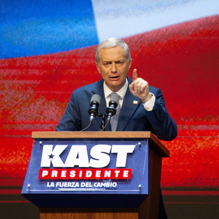 Sin vidrio blindando y pidiendo respeto por Jara: Kast celebra triunfo presidencial en Chile y anuncia renuncia a republicanos