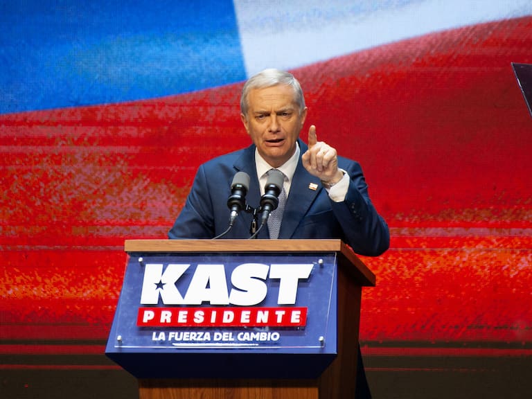 14 DE DICIEMBRE DEL 2025 / SANTIAGO
José Antonio Kast se dirige a sus adherentes tras la confirmación de los resultados oficiales de la segunda vuelta de las elecciones presidenciales de 2025 en Chile, que lo consagran como presidente electo, luego de que el Servicio Electoral (Servel) confirmara una tendencia irreversible en el escrutinio.
FOTO: VICTOR HUENANTE / AGENCIAUNO